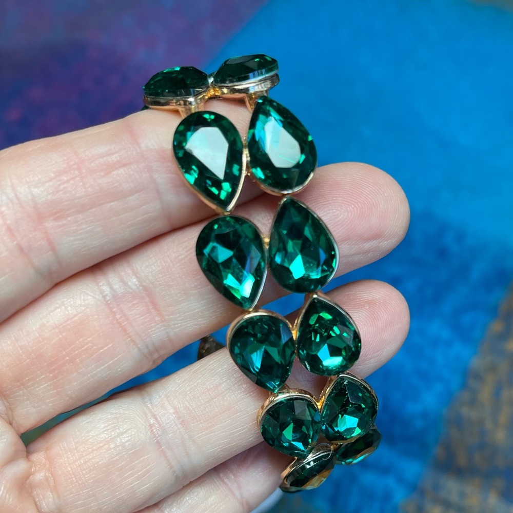 Green stretch bracelet 🥰 not all three only one